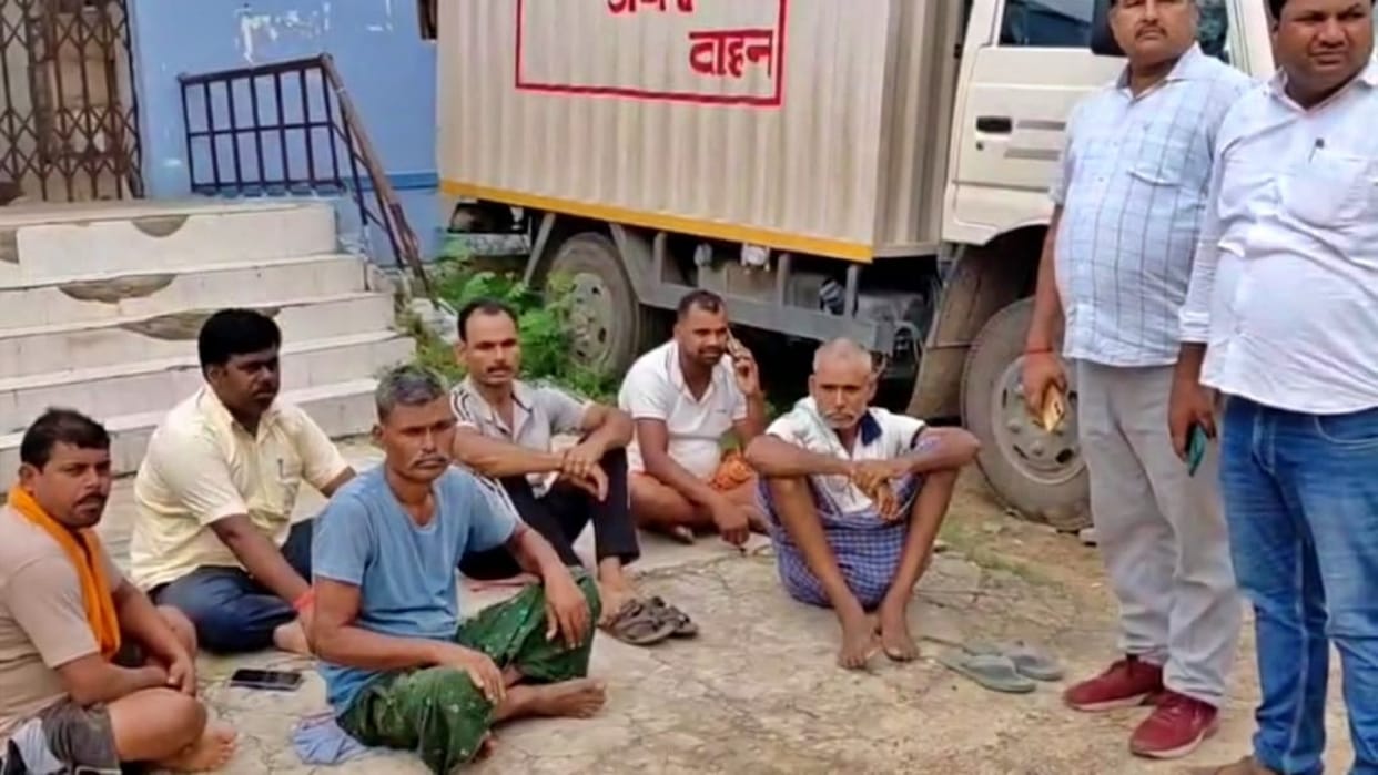 Rohtas News: Body of teenager found hanging from a noose, family members suspect murder in land dispute