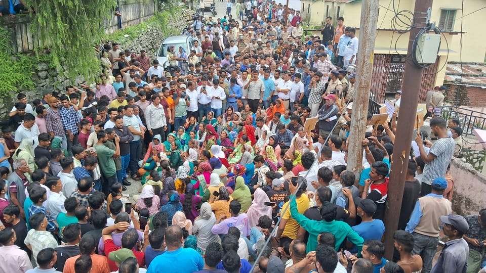 Demonstration demanding death penalty for Manoj murderers in gopeshwar