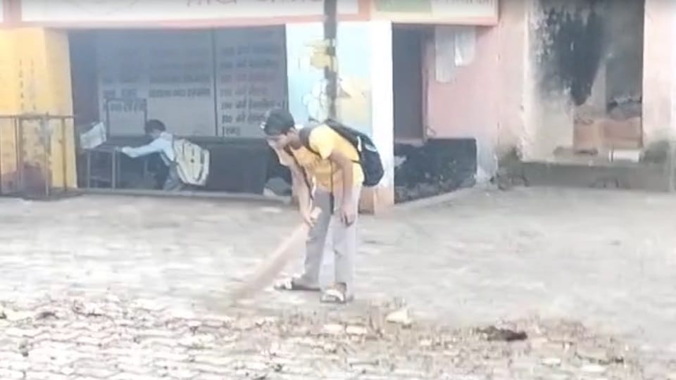 A student was sweeping in a government school in Narnaul