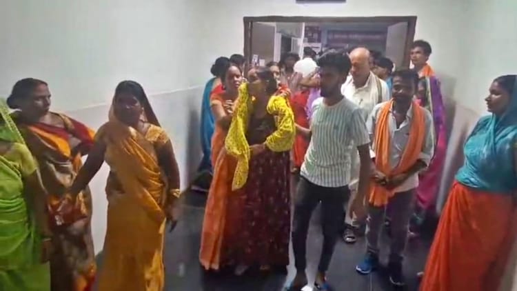Bihar: सरकारी अस्पताल में नवजात की मौत पर हंगामा, परिजनों का डॉक्टर पर लापरवाही का आरोप; MP से तीखी नोकझोंक
