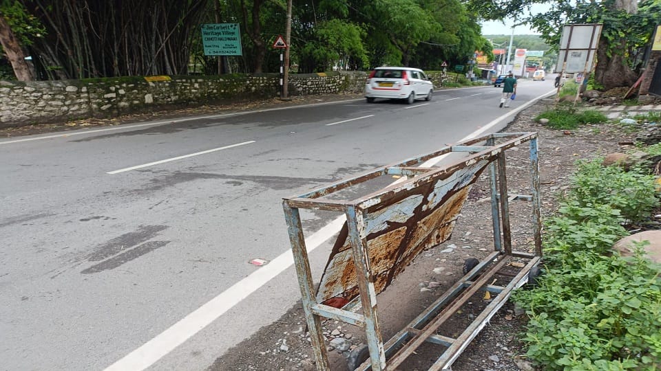 man died after colliding with a barricade in kaladhungi