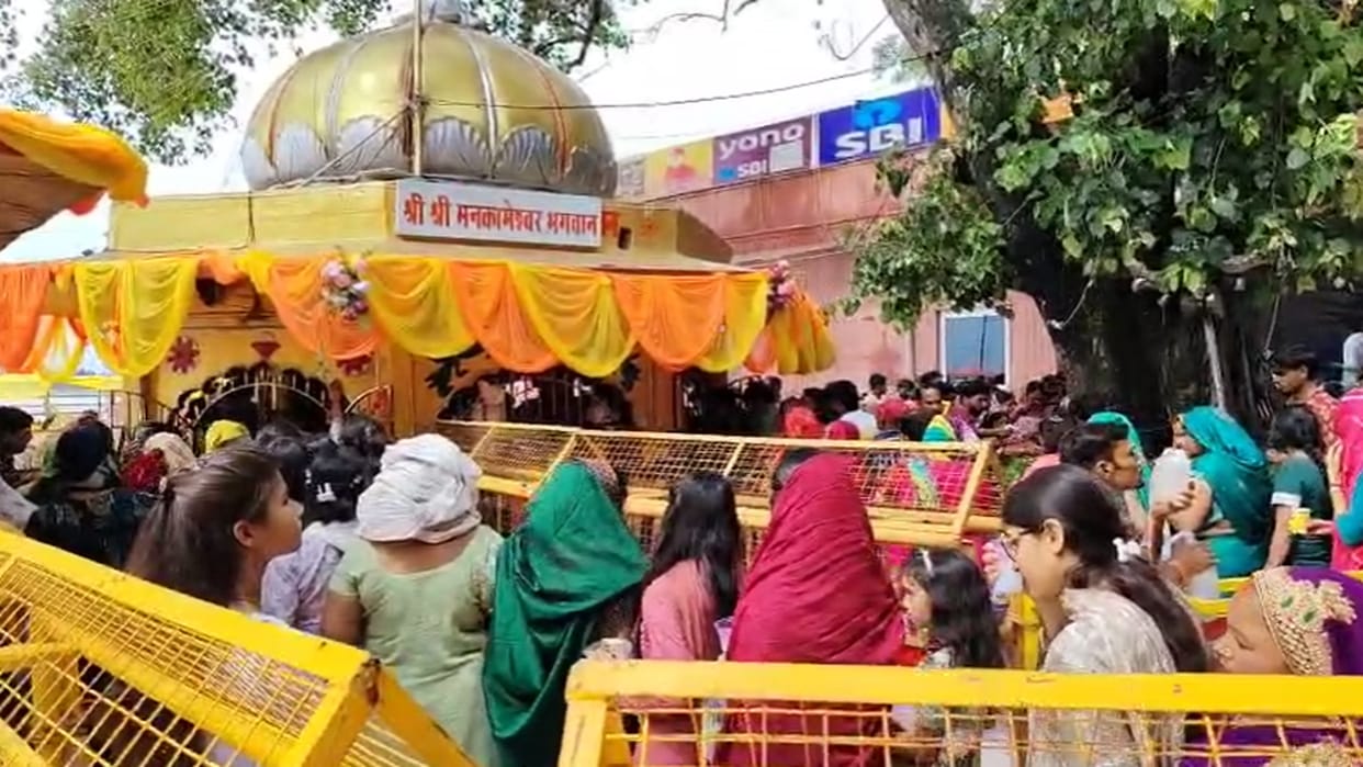 On the first Monday of Sawan, a huge crowd of devotees gathered in all the Shiva temples including Mankameshwa