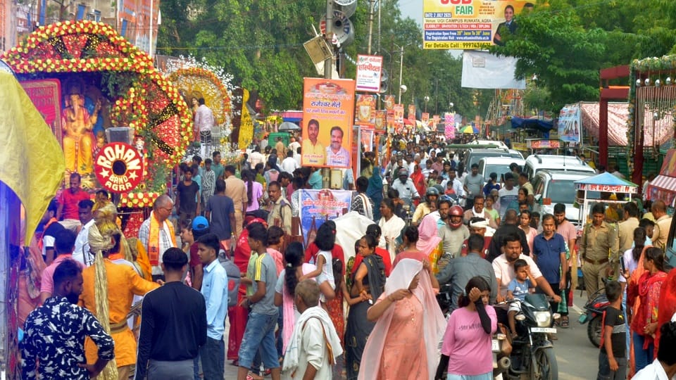 Sawan 1st Somwar 2025 Shiv devotees thronged the roads No entry for heavy vehicles on these routes