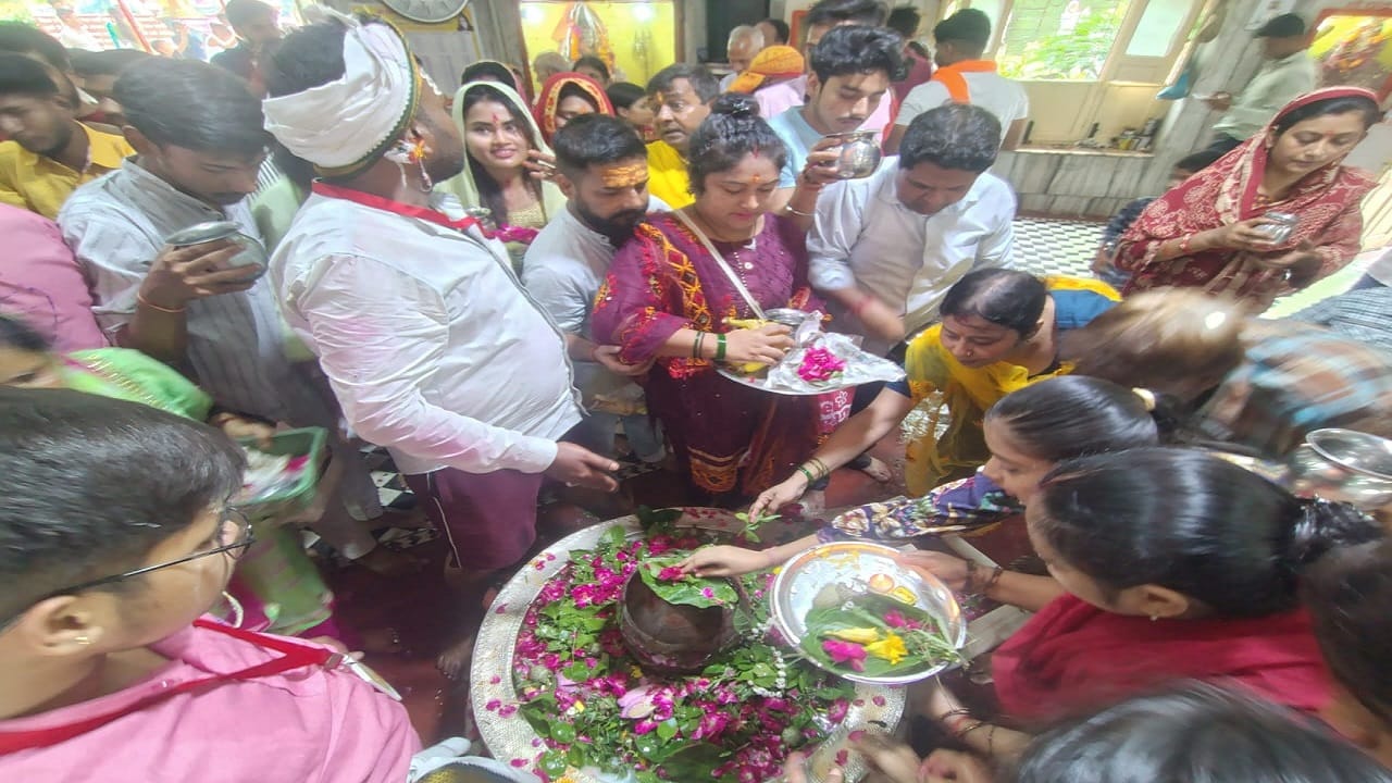 Crowds of devotees gathered in Nath temples of Bareilly on Sawan ka Pehla Somwar