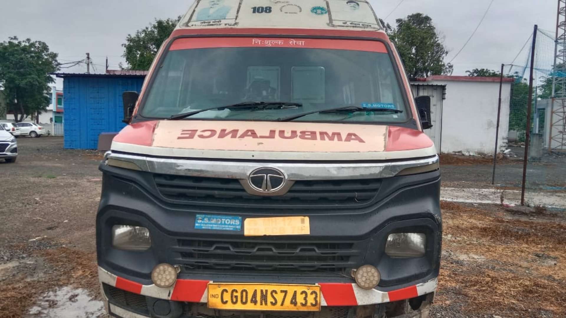 विनोद थाना परिसर में खड़ी एंबुलेंस
