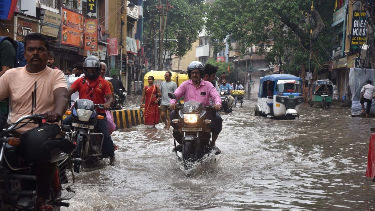 UP Weather news Heavy rains in Mirzapur people got drenched with 156 mm rain relief from heat
