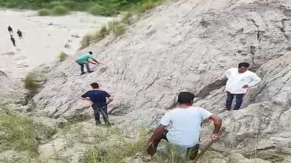 Body found wrapped in ash in a 150 feet deep pit panic in the area, police and forensic team reached the spot