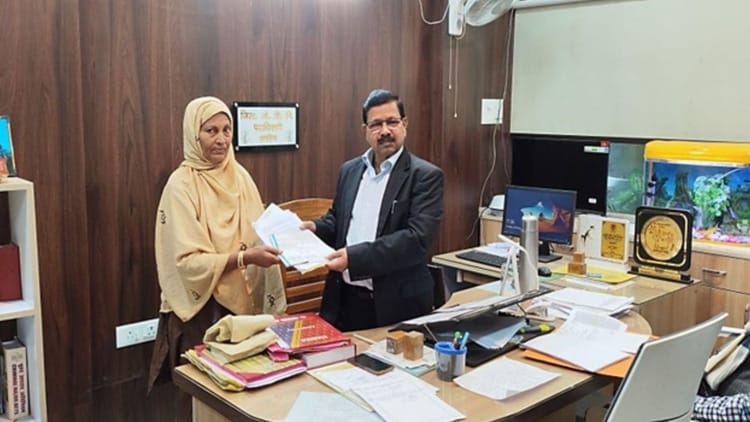 Bihar News: लोक शिकायत अधिनियम से मिला न्याय, अमीना को मिली पीएम आवास योजना की पहली किस्त; जानें