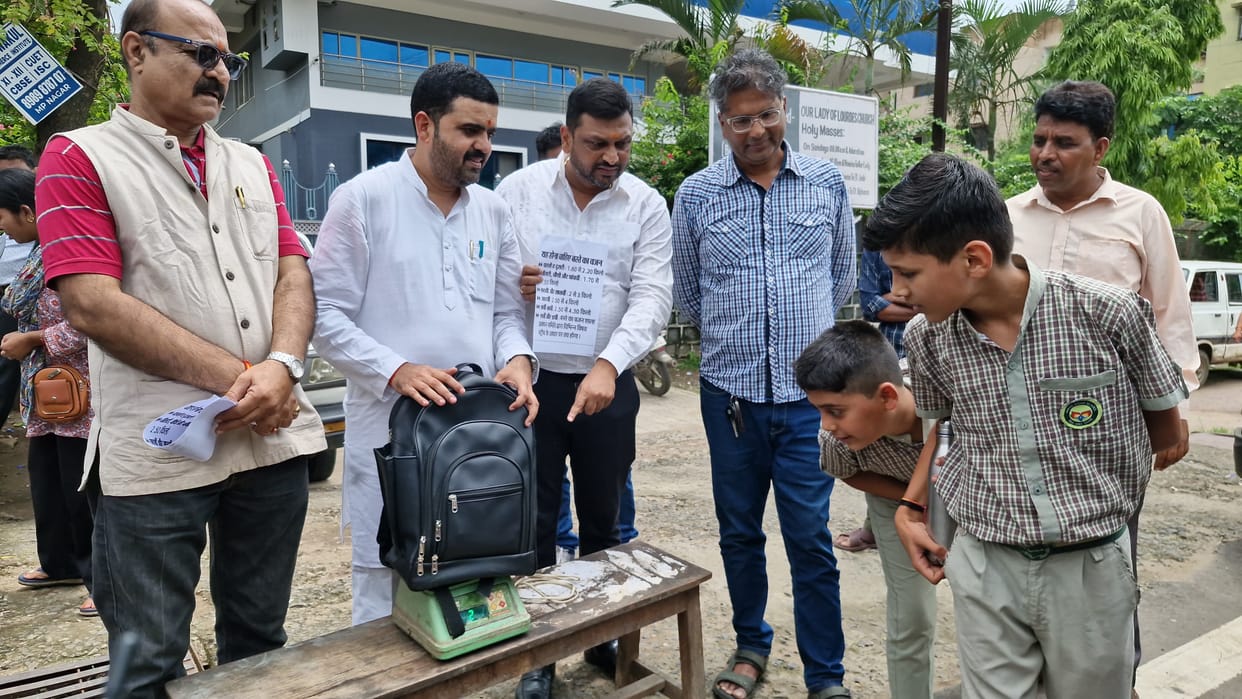 Bhopal: School children carrying bags weighing more than the prescribed limit, Congressmen reached Bhopal scho