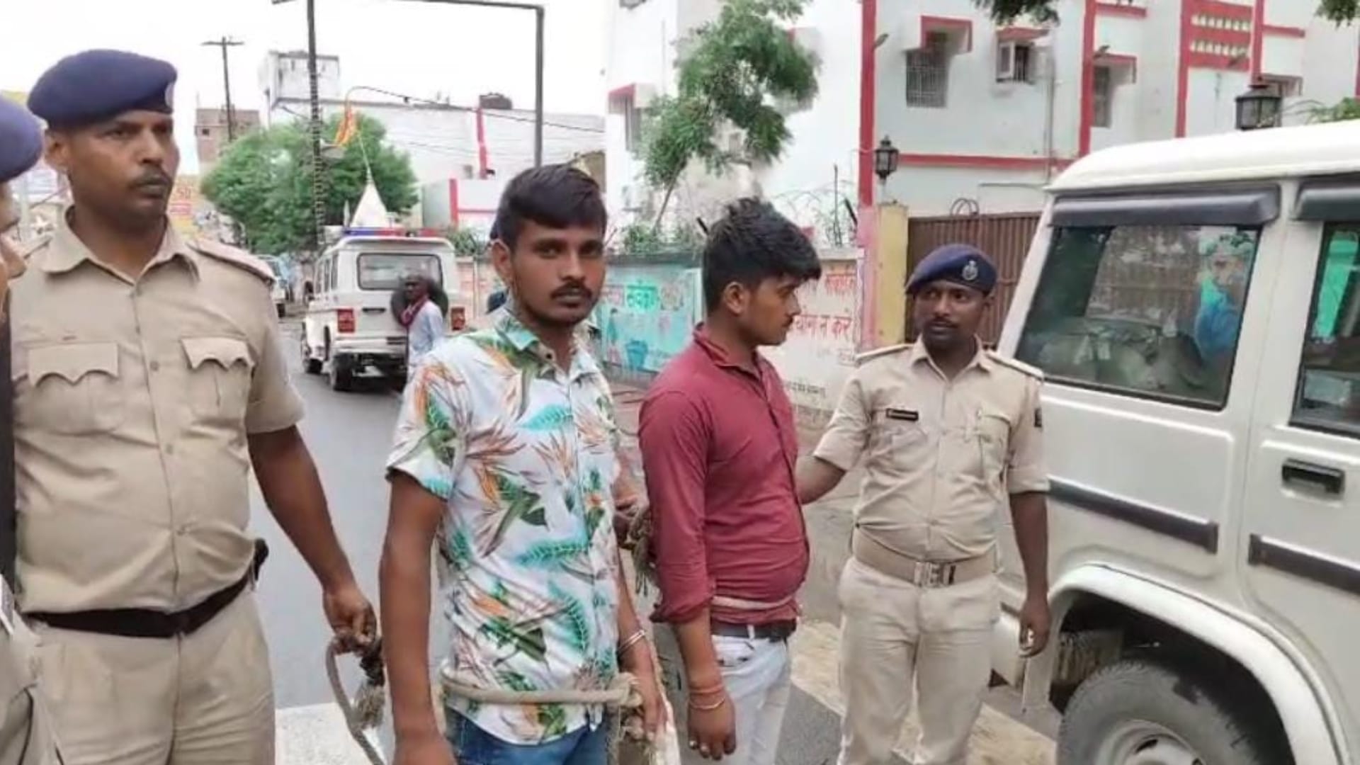 पुलिस की गिरफ्त में आरोपी