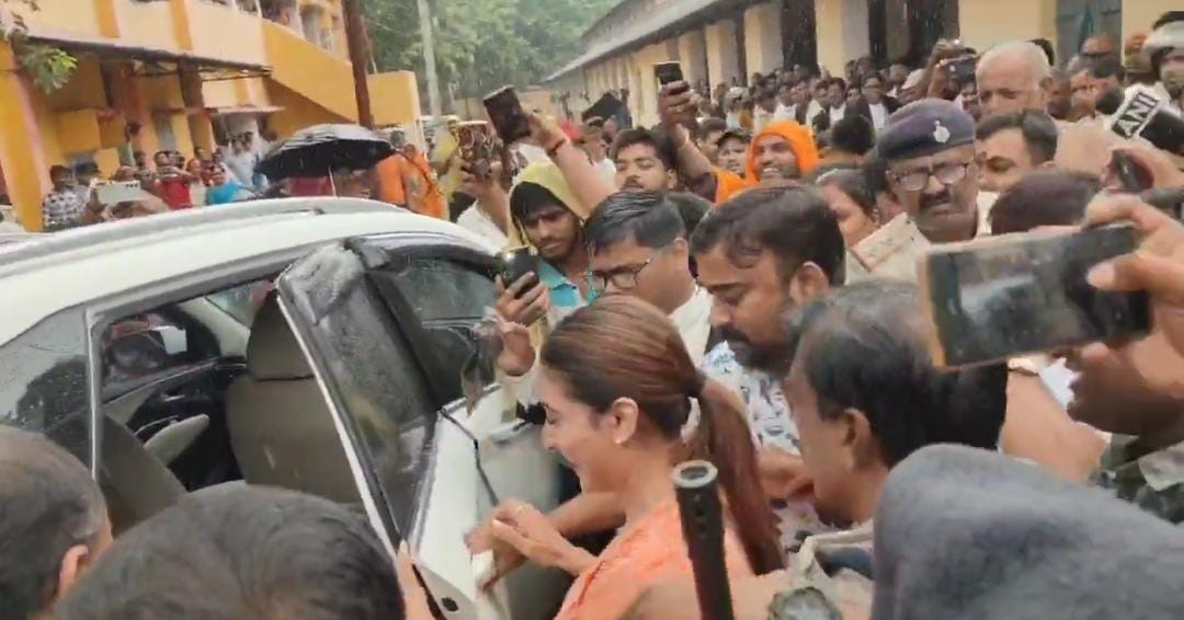 अक्षरा सिंह को देखने के लिए उमड़ी लोगों की भीड़।