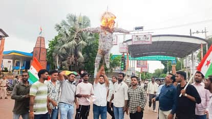 Cheating in Vyapam PWD exam NSUI burns effigy of Chief Minister