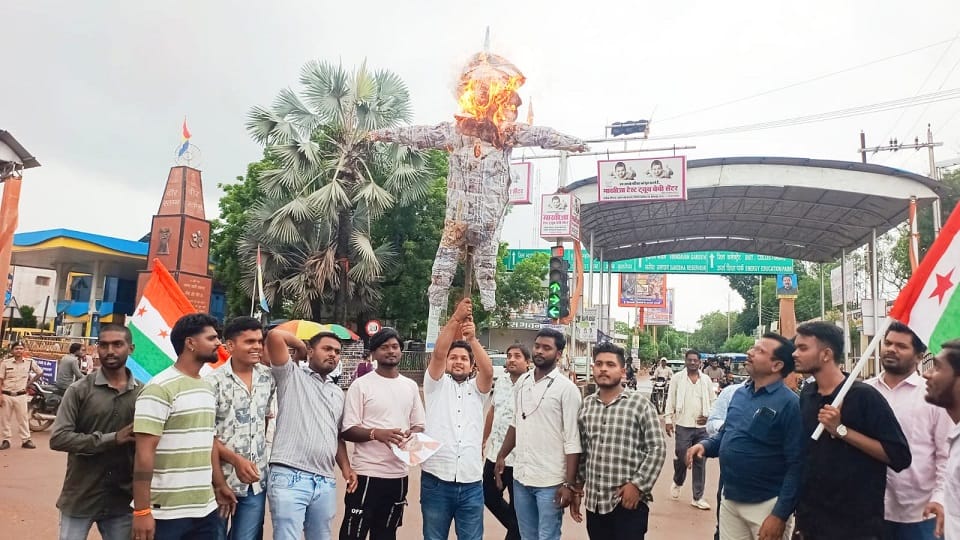 एनएसयूआई ने फूंका मुख्यमंत्री का पुतला