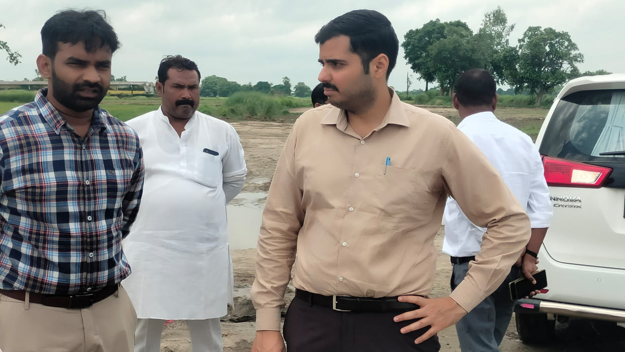 Gorakhpur CDO inspected Uruwa block, stressed on conservation of Kuano river and ponds