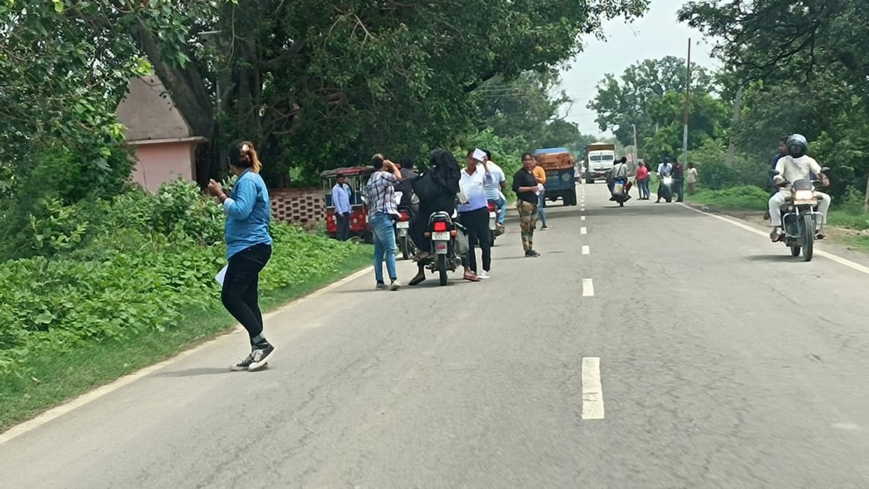 girls stopped vehicles on the highway and extorted money from the drivers in Shahjahanpur
