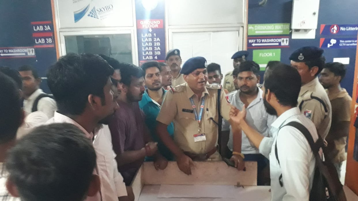 Bihar: Candidates created ruckus during loco pilot exam in Purnia news in hindi