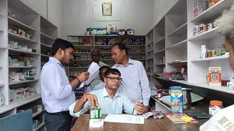 Bihar News: बिना लाइसेंस संचालित मेडिकल स्टोर पर औषधि नियंत्रक विभाग की छापेमारी, 67 प्रकार की दवाएं जब्त