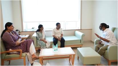 झारखंड के सीएम हेमंत सोरेन से मुलाकात करते दिल्ली के पूर्व सीएम अरविंद केजरीवाल।