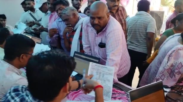Kanpur Consumers are flocking to Kesco help desk in Dada Nagar area work of correcting bills is going on