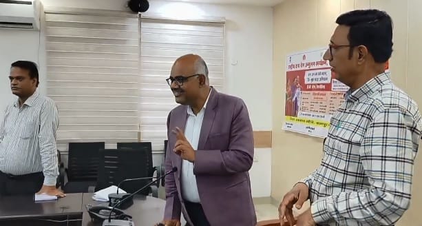Kanpur DM adopted 11 TB patients gave strength to the campaign by giving them nutrition packets