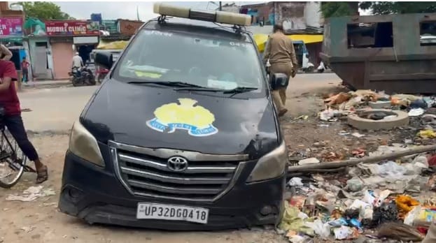 Kanpur Police vehicle became a victim of corruption PRV got stuck in a pit got out with the help of people