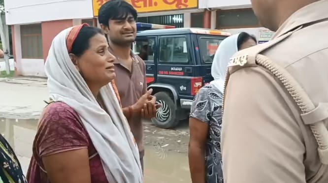 Hardoi Fight over mobile phone kicked grandmother then young man committed suicide by hanging himself