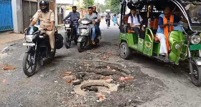Kanpur Death pit on Kachheri VIP road officials careless waiting for accident huge outrage among people