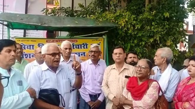 Kanpur Opposition to Finance Amendment Act 2025 protest by pensioners and teachers memorandum sent to PM CM