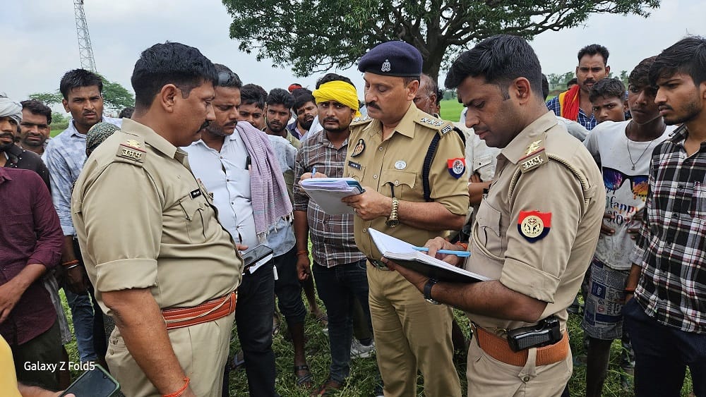 Etawah Lovers hanged themselves the young man died the girl is in critical condition admitted her to hospital