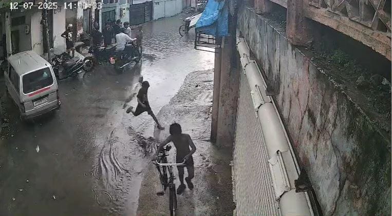 Current in the water filled on the road way student died heart will tremble cctv video