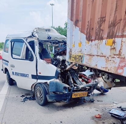 Ambulance Collided With Container On Yamuna Expressway Driver And Helper Died – Amar Ujala Hindi News Live