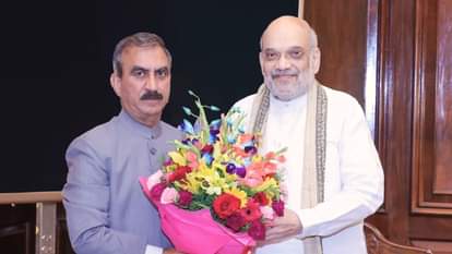 केंद्रीय गृह मंत्री अमित शाह को पुष्प गुच्छे भेंट करते हुए सीएम सुक्खू।