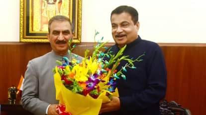 केंद्रीय मंत्री नितिन गडकरी को पुष्प गुच्छ भेंट करते हुए सीएम सुक्खू।
