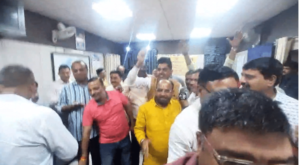 Lucknow: Councillors entered the Municipal Commissioner's office and created a ruckus.
