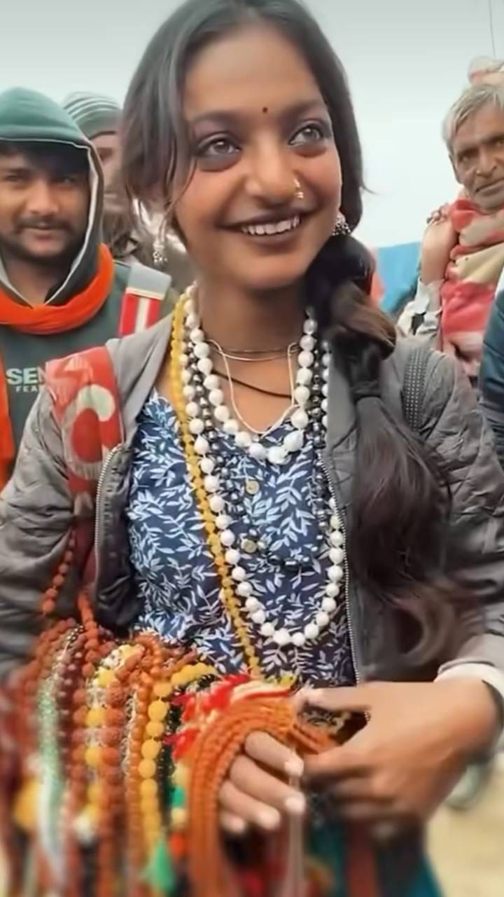 महाकुंभ वायरल गर्ल मोनालिसा