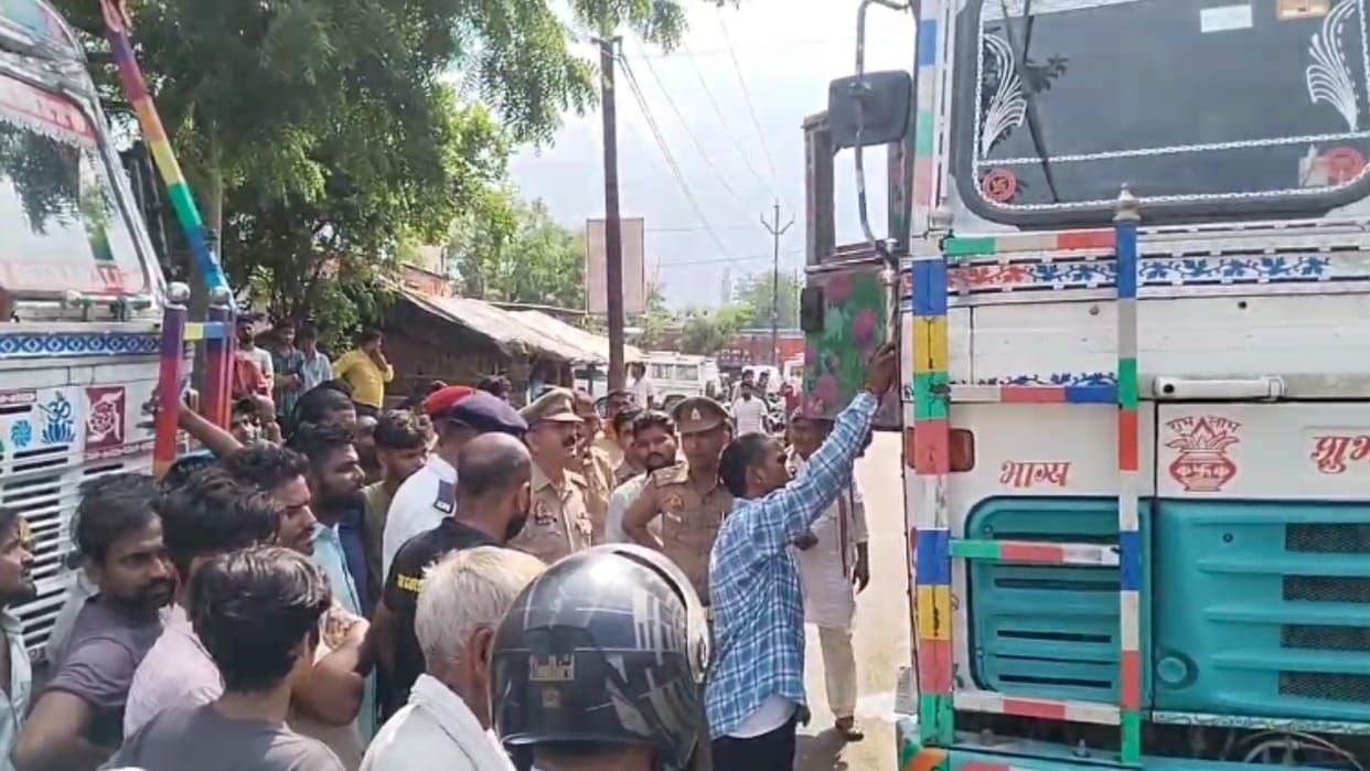 Major road accident in Ghazipur two youth died after crushed by truck
