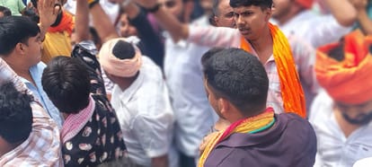 Kshatriya Mahasabha workers Ruckus and attack on police in Varanasi