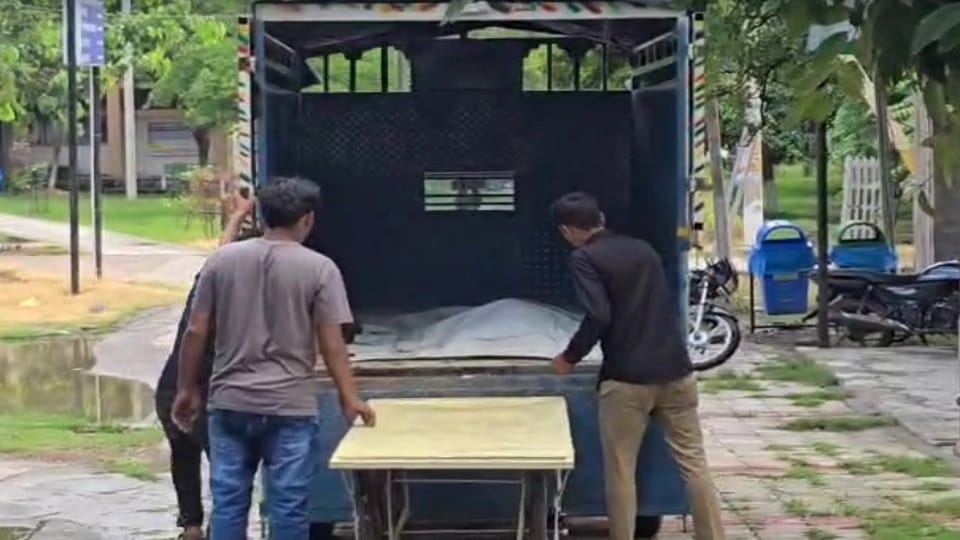 Woman Dead body found in JLN Canal