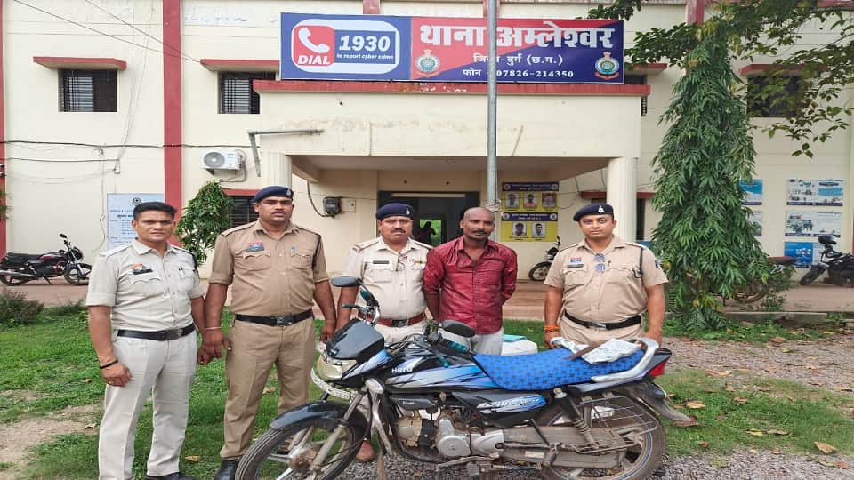 पुलिस की गिरफ्त में आरोपी