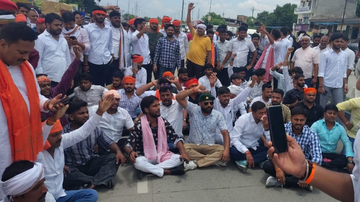 Kshatriya Mahasabha workers Ruckus and attack on police in Varanasi