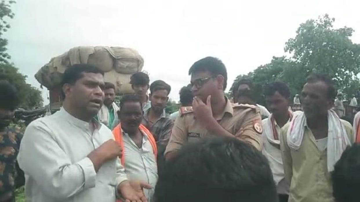 victim student family members created ruckus on the highway before the last rites in Shahjahanpur