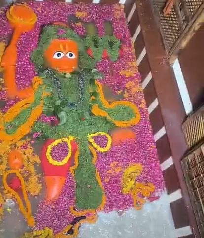 Prayagraj News: Maa Ganga entered Shri Bade Hanuman Temple, cheers resonated