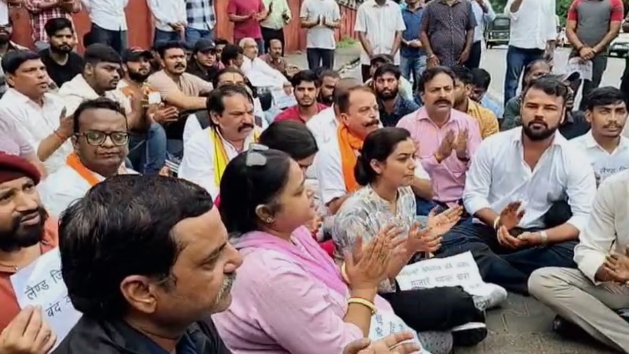 Jaipur: Heritage Protection Committee Protests Mazaar at Maharani College, Recites Hanuman Chalisa