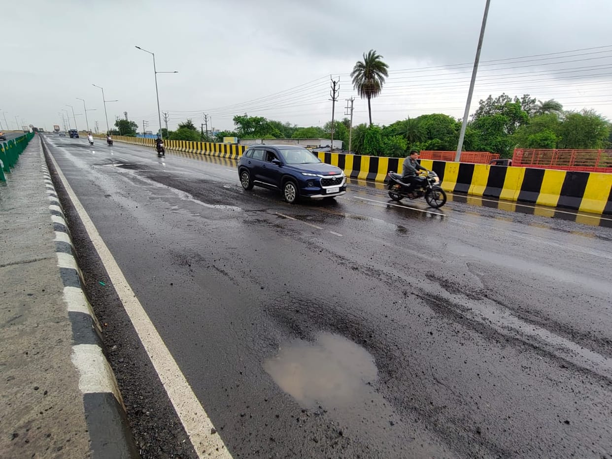 Indore: Potholes have developed on the six-lane bridge built seven months ago, NHAI has built a bridge on Rau