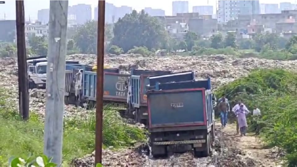 Delhi garbage is falling in Noida Big dumping ground caught agency earning money from delhi government