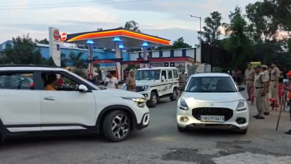 Kanwar Yatra 2025: UP Bans Tall Kanwars and Loud DJs, Joint Police Team Stops Entry at Uttarakhand Border