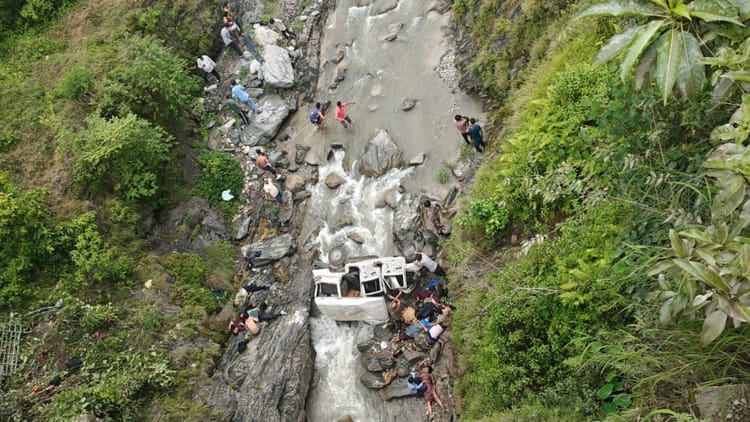 खाई में गिरी मैक्स: बरसाती नाले में समा गई आठ जिंदगियां, सामने आया दर्दनाक हादसे का ये कारण, तस्वीरें