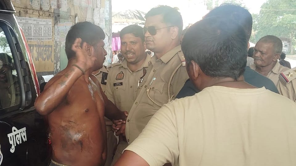 Muzaffarnagar: Drunk Kanwariya climbed Tasleem's house, attacked the police with a stick, ruckus