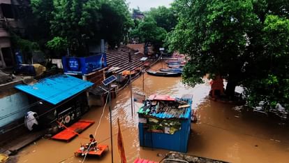 UP: काशी में गंगा चेतावनी बिंदु पार...मणिकर्णिका घाट की गलियों में लगी शवों की कतार, इतने परिवारों ने छोड़ा घर UP varanasi flood news Ganga crossed warning point in Kashi Rows of bodies in the streets of Manikarnika Ghat