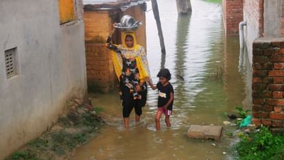 UP: काशी में गंगा चेतावनी बिंदु पार...मणिकर्णिका घाट की गलियों में लगी शवों की कतार, इतने परिवारों ने छोड़ा घर UP varanasi flood news Ganga crossed warning point in Kashi Rows of bodies in the streets of Manikarnika Ghat